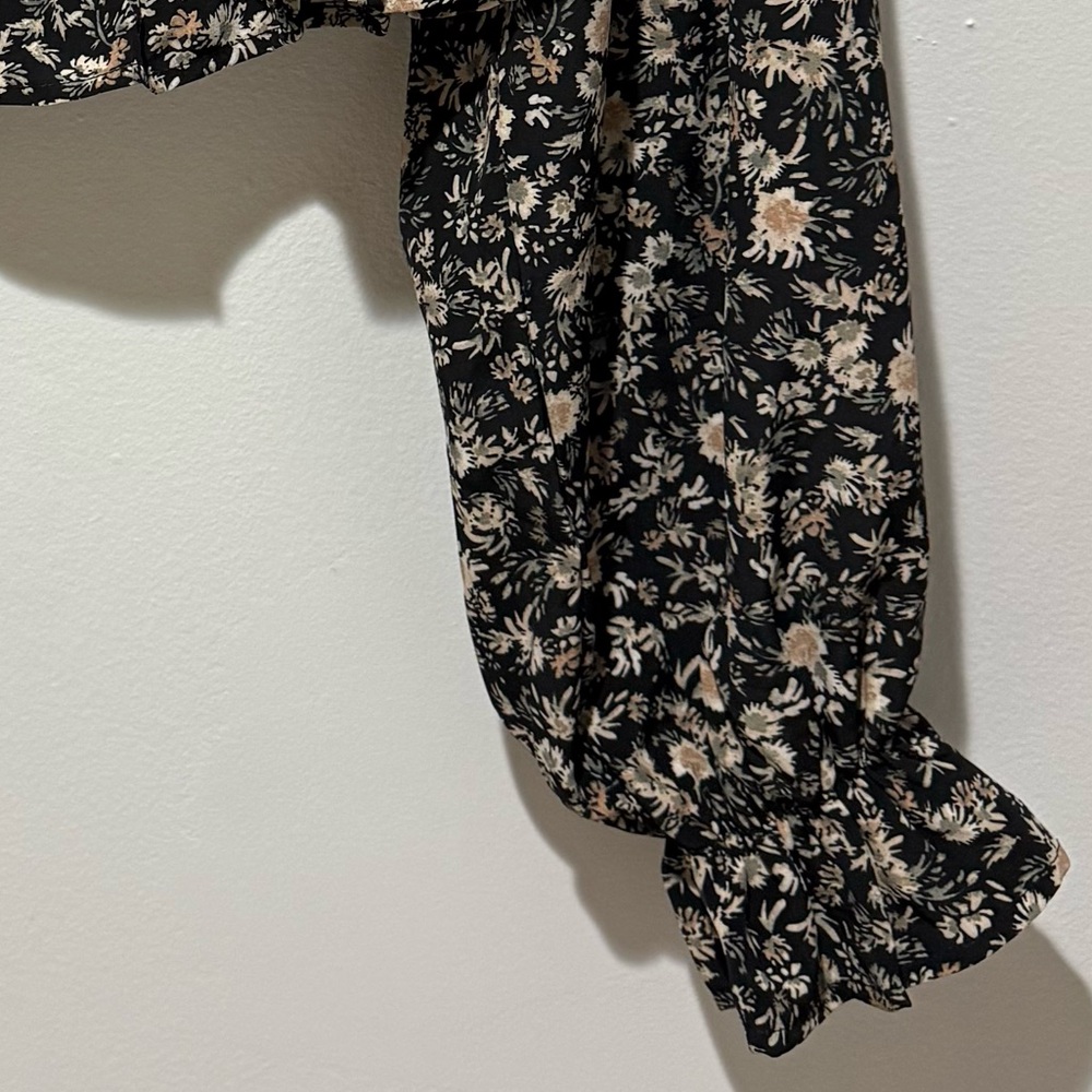 🆕 Forever 21 Smocked Black Floral Long Sleeve Peasant Crop Top - Picture 9 of 12